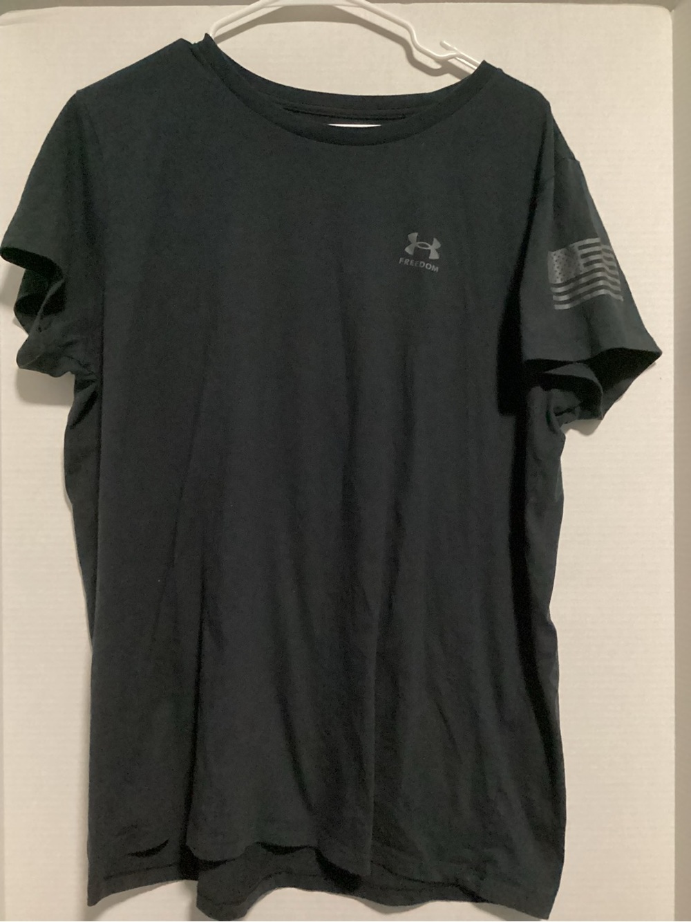 Under Armour Men’s Black Short Sleeve Performance Tee with Flag Sleeve Graphic